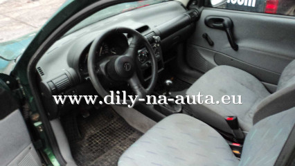 Opel Corsa 3dv zelená na náhradní díly Praha / dily-na-auta.eu