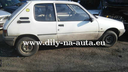 Peugeot 205 bílá na náhradní díly Písek / dily-na-auta.eu