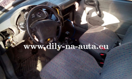 Opel Corsa modrá na díly České Budějovice / dily-na-auta.eu